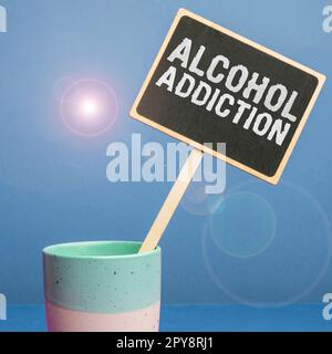 Scrittura che visualizza il testo Addiction dell'alcool. Parola scritta caratterizzata da consumo frequente ed eccessivo di bevande alcoliche Foto Stock