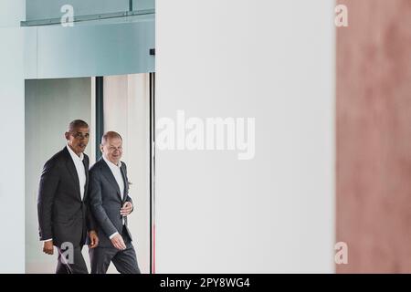 Berlino, Germania. 03rd maggio, 2023. Barack Obama, ex presidente degli Stati Uniti, ha fotografato con OLAF Scholz (SPD), Cancelliere federale, durante la sua visita a Berlino, il 3 maggio 2023. Credit: dpa/Alamy Live News Foto Stock