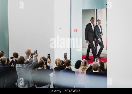 Berlino, Germania. 03rd maggio, 2023. Barack Obama, ex presidente degli Stati Uniti, ha fotografato con OLAF Scholz (SPD), Cancelliere federale, durante la sua visita a Berlino, il 3 maggio 2023. Credit: dpa/Alamy Live News Foto Stock