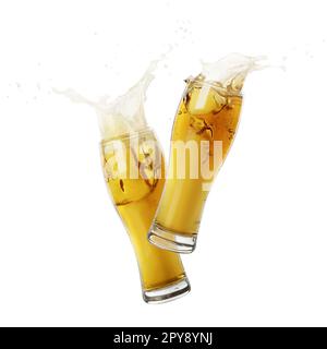 Due bicchieri di birra che tostano con spruzzi su sfondo bianco Foto Stock