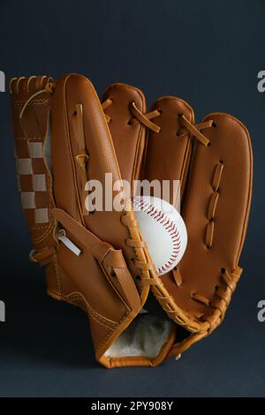 La mitra del catcher e la sfera di baseball su fondo scuro. Gioco di sport Foto Stock