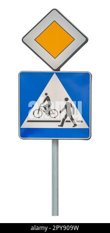 Posta con i cartelli Priority Road e Pedestrian isolati di bianco Foto Stock