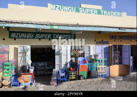 KENYA, Turkana, Lodwar, Mzungu super commercianti negozio, vende sedia di plastica monoblocco, Mzungu è la parola swahili White persona Foto Stock