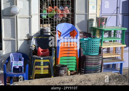 KENYA, Turkana, Lodwar, Mzungu super commercianti negozio, vende sedia di plastica monoblocco Foto Stock