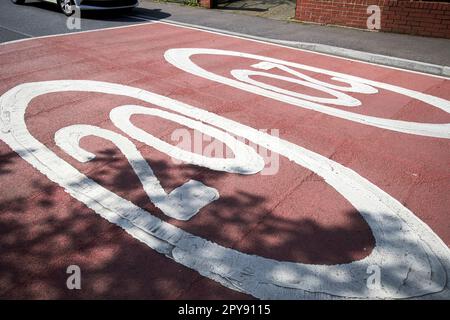 20 miglia all'ora dipinte su strada in case estate sud belfast irlanda del nord regno unito Foto Stock