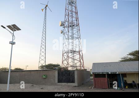 KENYA, Turkana, Kalakol, piccola turbina eolica per alimentazione fuori rete per rete cellulare di Safaricom e pannello solare per illuminazione stradale Foto Stock