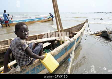 KENYA, Turkana, villaggio Anam al Lago Turkana, figlio di pescatori / KENIA, Turkana, Dorf Anam Lago Turkana, Fischer Foto Stock