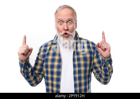 pensionato anziano energico positivo con capelli grigi con baffi e barba Foto Stock