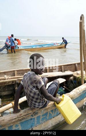 KENYA, Turkana, villaggio Anam al Lago Turkana, figlio di pescatori / KENIA, Turkana, Dorf Anam Lago Turkana, Fischer Foto Stock