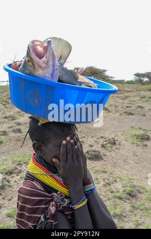 KENYA, Turkana, villaggio Anam al Lago Turkana, donna pescatore con Nilo persico / KENIA, Turkana, Dorf Anam Lago Turkana, Fischer Foto Stock