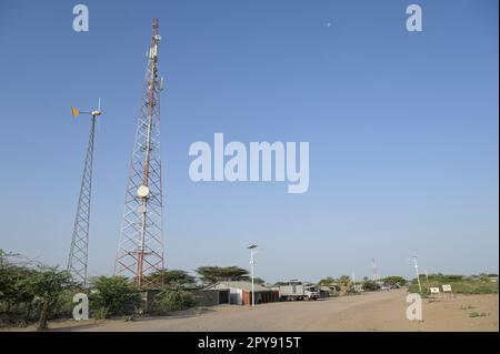 KENYA, Turkana, Kalakol, piccola turbina eolica per alimentazione fuori rete per rete cellulare di Safaricom e pannello solare per illuminazione stradale Foto Stock