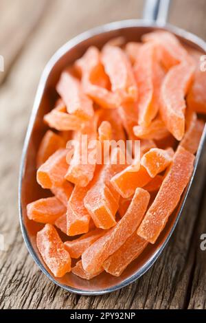 Bastoncini Papaya canditi in Metal Scoop Foto Stock