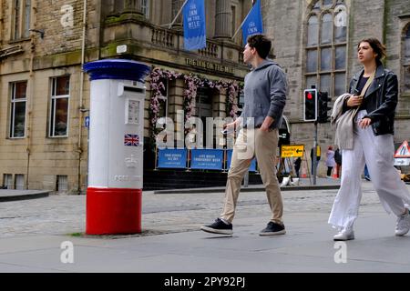 Edimburgo, Scozia, Regno Unito. 3rd maggio 2023. I preparativi per l'incoronazione di Re Carlo III sabato 6th maggio 2023 all'Abbazia di Westminster in pieno svolgimento lungo il Royal Mile. Postbox verniciato rosso bianco e blu. Credit: Craig Brown/Alamy Live News Foto Stock