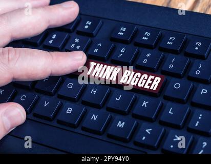 Mano scrittura segno pensare più grande. Panoramica aziendale essere in grado di sognare e visualizzare ciò che si può ottenere Foto Stock