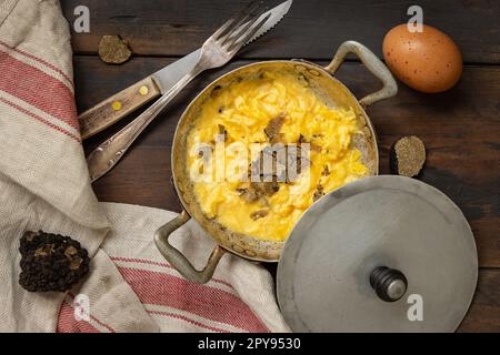 Uova strapazzate con tartufi neri freschi italiani serviti in padella, colazione da buongustai Foto Stock