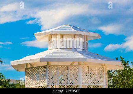 Padiglione bianco in pergula nobile in paradiso sulle palme da spiaggia del Messico. Foto Stock