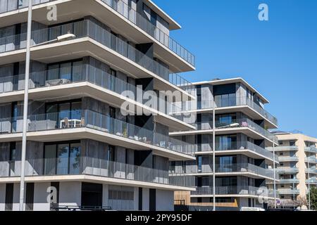 Moderni edifici di appartamenti multi-famiglia visti a Barcellona, Spagna Foto Stock