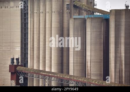 Porto industriale con strutture arrugginite Foto Stock