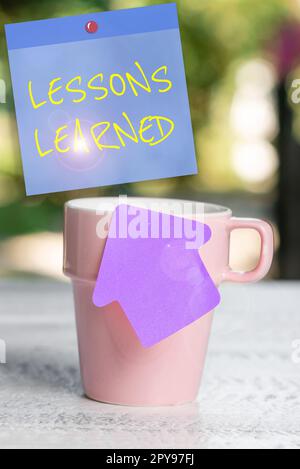 Scrittura che visualizza le lezioni di testo apprese. Il concetto di Internet promuove la condivisione e l'uso delle conoscenze derivate dall'esperienza Foto Stock