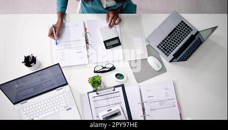 Contabile che utilizza la fattura online per il budget Foto Stock