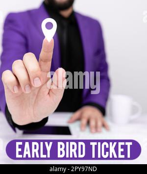 Cartello che mostra il biglietto Early Bird. Approccio aziendale acquistare un biglietto prima che esca per la vendita a prezzo normale Foto Stock