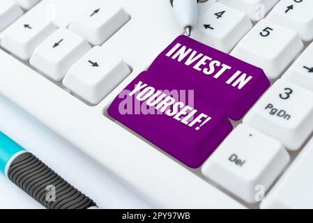 Segno di scrittura della mano Invest in voi stessi. Parola per imparare le nuove cose o materiali così rendendo il vostro mólto migliore Foto Stock