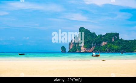 Vista panoramica della costa con rocce calcaree e barche sull'oceano alle isole Ko Phi Phi, Thailandia. Concetto di esotica vacanza tropicale e bella Foto Stock