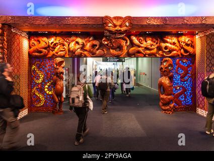 Auckland, Nuova Zelanda - 2 gennaio 2010: Porta degli arrivi dell'aeroporto internazionale di Auckland con il legno Maori intagliato Tomokanga (porta) simboleggia uno spirituale Foto Stock