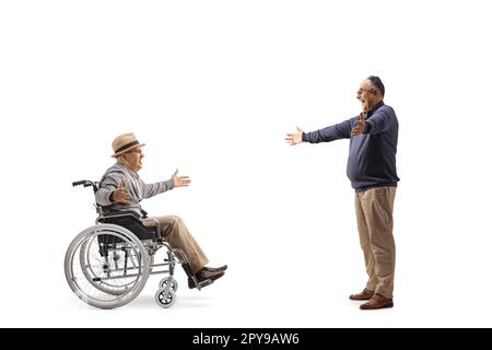 Uomo maturo che incontra un amico anziano in una sedia a rotelle isolata su sfondo bianco Foto Stock