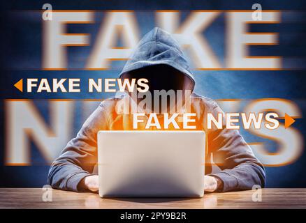 hacker su un computer che diffonde notizie false Foto Stock