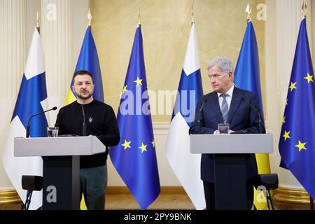 Helsingfors, Finlandia. 03rd maggio, 2023. HELSINKI 20230503Ukrainian il presidente Volodymyr Zelenskyj e il presidente finlandese Sauli Niinistö durante una conferenza stampa nel palazzo presidenziale di Helsinki. Foto: Christine Olsson/TT/code 10430 Credit: TT News Agency/Alamy Live News Foto Stock