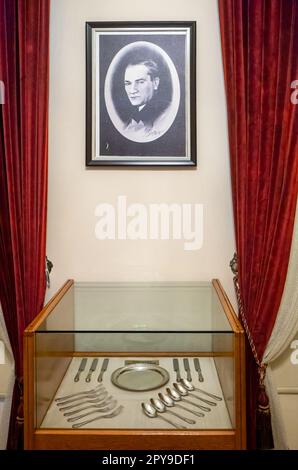 Esplora l'Ataturk House Museum e scopri l'eredità del leader visionario della Turchia. Questo impressionante ritratto fotografico di Mustafa Kemal Ataturk ov Foto Stock