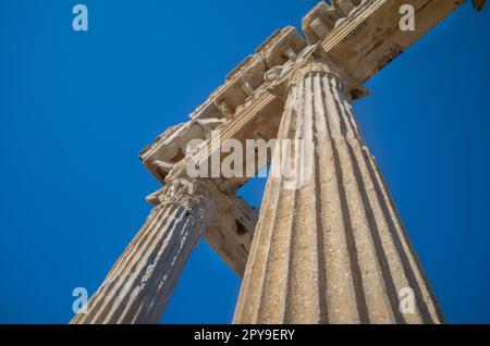 Guardando in alto dalla base del maestoso Tempio di Apollo, una magnifica reliquia romana a lato, la Turchia - un tempo un vivace porto e centro commerciale Foto Stock