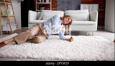 Anziana donna anziana Slip and Fall Foto Stock