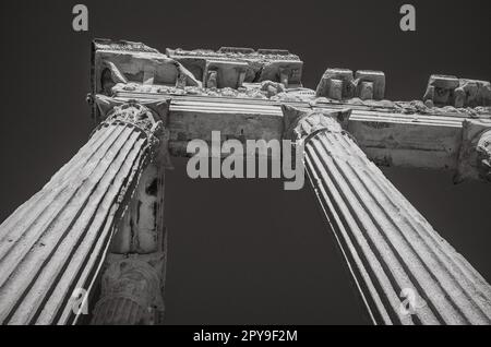 Guardando in alto dalla base del maestoso Tempio di Apollo, una magnifica reliquia romana a lato, la Turchia - un tempo un vivace porto e centro commerciale Foto Stock