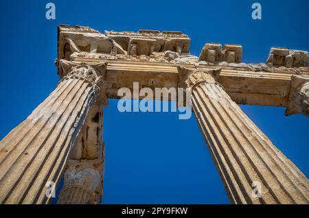 Guardando in alto dalla base del maestoso Tempio di Apollo, una magnifica reliquia romana a lato, la Turchia - un tempo un vivace porto e centro commerciale Foto Stock