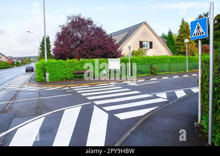 Incrocio stradale nella zona rurale del Lussemburgo Foto Stock