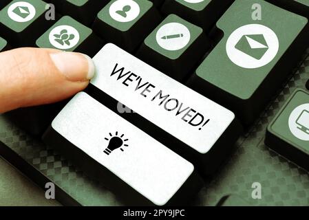 Cartello di testo che mostra We'VE moved. Concetto di Internet che va a vivere da luogo un altro paese stesso o diverso Foto Stock