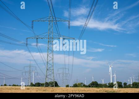 Piloni elettrici, linee elettriche e turbine eoliche visti in Germania Foto Stock