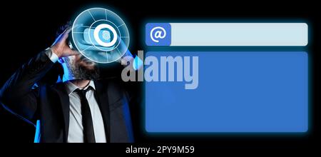 Uomo in piedi che indossa occhiali VR che presentano messaggi importanti. Uomo d'affari che possiede occhiali da vista per realtà virtuale e mostra informazioni Crutial. Donne che vedono nuove idee. Foto Stock