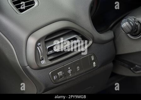 Griglia di ventilazione in auto. Pulsanti della griglia del climatizzatore e del pannello di controllo. Foto Stock