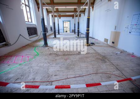 Schwerin, Germania. 03rd maggio, 2023. Una sala espositiva presso lo Staatliches Museum Schwerin, attualmente in fase di ristrutturazione, è incoronata da un nastro barriera rosso e bianco. Il museo, noto per la sua importante collezione di dipinti antichi maestri olandesi della cosiddetta Età dell'Oro, è stato un luogo di costruzione dal 2021. Allo stato attuale, i lavori di ristrutturazione dureranno due anni più del previsto e costeranno diversi milioni di euro in più. Credit: Jens Büttner/dpa/Alamy Live News Foto Stock