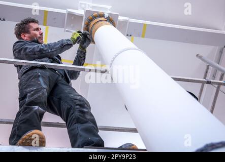 Schwerin, Germania. 03rd maggio, 2023. Il restauratore Tom Zimmermann lavora su una colonna in una sala espositiva in fase di ricostruzione presso lo Staatliches Museum Schwerin. Il museo, noto per la sua importante collezione di dipinti antichi maestri olandesi della cosiddetta Età dell'Oro, è stato un luogo di costruzione dal 2021. Allo stato attuale, i lavori di ristrutturazione dureranno due anni più del previsto e costeranno diversi milioni di euro in più. Credit: Jens Büttner/dpa/Alamy Live News Foto Stock