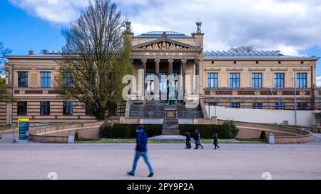 Schwerin, Germania. 03rd maggio, 2023. L'edificio del Museo Staatliches Schwerin è chiuso per lavori di costruzione. Il museo, noto per la sua importante collezione di dipinti antichi maestri olandesi della cosiddetta Età dell'Oro, è stato un luogo di costruzione dal 2021. Allo stato attuale, i lavori di ristrutturazione dureranno due anni più del previsto e costeranno diversi milioni di euro in più. Credit: Jens Büttner/dpa/Alamy Live News Foto Stock