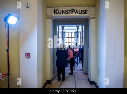 Schwerin, Germania. 03rd maggio, 2023. Politici, esperti di musei e giornalisti si trovano in una sala espositiva in fase di ricostruzione presso lo Staatliches Museum Schwerin. Il museo, noto per la sua importante collezione di dipinti antichi maestri olandesi della cosiddetta Età dell'Oro, è stato un luogo di costruzione dal 2021. Allo stato attuale, i lavori di ristrutturazione dureranno due anni più del previsto e costeranno diversi milioni di euro in più. Credit: Jens Büttner/dpa/Alamy Live News Foto Stock