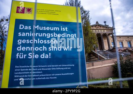 Schwerin, Germania. 03rd maggio, 2023. L'edificio del Museo Staatliches Schwerin è chiuso per lavori di costruzione. Il museo, noto per la sua importante collezione di dipinti antichi maestri olandesi della cosiddetta Età dell'Oro, è stato un luogo di costruzione dal 2021. Allo stato attuale, i lavori di ristrutturazione dureranno due anni più del previsto e costeranno diversi milioni di euro in più. Credit: Jens Büttner/dpa/Alamy Live News Foto Stock