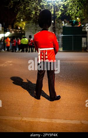 Guardia sul Mall durante la prova militare notturna per l'incoronazione di Re Carlo III, Londra, Regno Unito, 3rd maggio 2023 Foto Stock