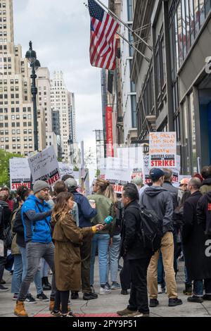 La copertura della stampa è alta per la Writers Guild of America's Strike, 2023, New York City, Stati Uniti Foto Stock