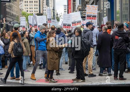 La copertura della stampa è alta per la Writers Guild of America's Strike, 2023, New York City, Stati Uniti Foto Stock