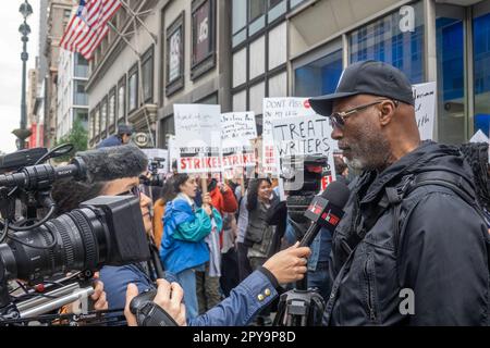 La copertura della stampa è alta per la Writers Guild of America's Strike, 2023, New York City, Stati Uniti Foto Stock